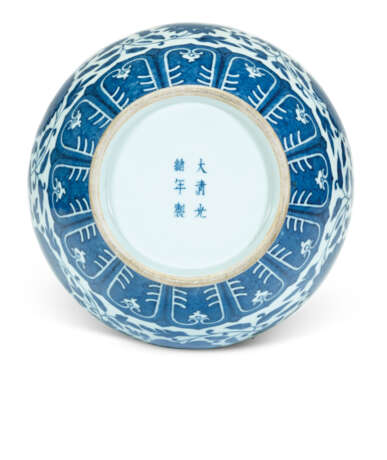 A MING-STYLE BLUE AND WHITE BOTTLE VASE - photo 3
