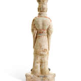 A PAINTED POTTERY FIGURE OF A CIVIL OFFICIAL - Foto 2