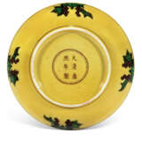 A YELLOW-GROUND GREEN AND AUBERGINE-ENAMELLED 'DRAGON' DISH ... - фото 2