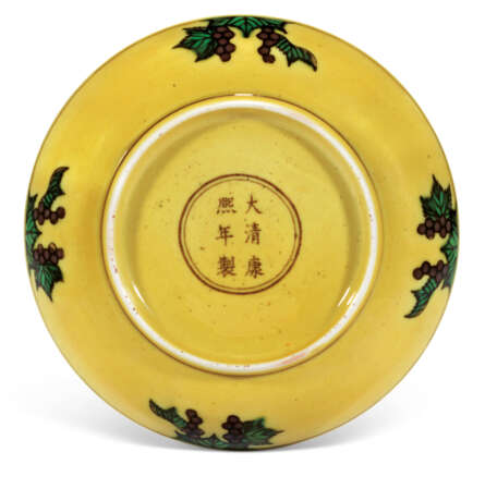 A YELLOW-GROUND GREEN AND AUBERGINE-ENAMELLED 'DRAGON' DISH ... - фото 2