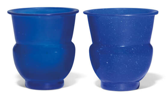 A PAIR OF BLUE GLASS ZHADOU - фото 1