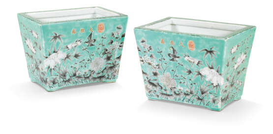 A PAIR OF DAYAZHAI FAMILLE ROSE TURQUOISE-GROUND RECTANGULAR... - фото 1
