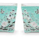 A PAIR OF DAYAZHAI FAMILLE ROSE TURQUOISE-GROUND RECTANGULAR... - фото 2