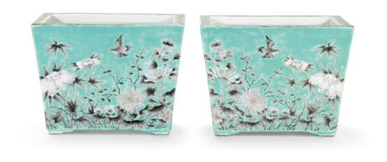A PAIR OF DAYAZHAI FAMILLE ROSE TURQUOISE-GROUND RECTANGULAR... - фото 2