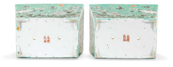 A PAIR OF DAYAZHAI FAMILLE ROSE TURQUOISE-GROUND RECTANGULAR... - фото 3