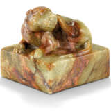 A MOTTLED YELLOWISH-RUSSET AND GREEN JADE 'DOG' SEAL - photo 1