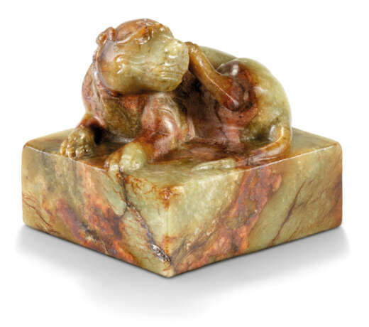 A MOTTLED YELLOWISH-RUSSET AND GREEN JADE 'DOG' SEAL - photo 1