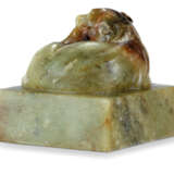 A MOTTLED YELLOWISH-RUSSET AND GREEN JADE 'DOG' SEAL - photo 2