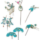 A COLLECTION OF KINGFISHER FEATHER AND GILT-METAL HAIR ORNAM... - фото 1