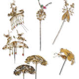 A COLLECTION OF KINGFISHER FEATHER AND GILT-METAL HAIR ORNAM... - Foto 2