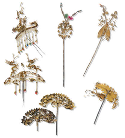 A COLLECTION OF KINGFISHER FEATHER AND GILT-METAL HAIR ORNAM... - фото 2