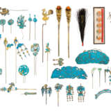 A LARGE COLLECTION OF KINGFISHER FEATHER AND GILT METAL HAIR... - фото 1