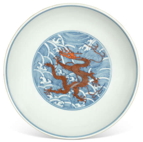 A BLUE AND WHITE AND IRON-RED-DECORATED 'DRAGON' DISH - фото 1