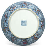 A BLUE AND WHITE AND IRON-RED-DECORATED 'DRAGON' DISH - Foto 2