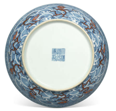 A BLUE AND WHITE AND IRON-RED-DECORATED 'DRAGON' DISH - photo 2