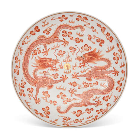 A LARGE IRON-RED-DECORATED 'DRAGON' DISH - фото 1