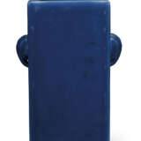 A BLUE-GLAZED SQUARE-SECTION VASE, CONG - photo 2