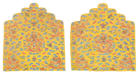 A PAIR OF IMPERIAL YELLOW-GROUND SILK EMBROIDERED CUSHION CO... - фото 1