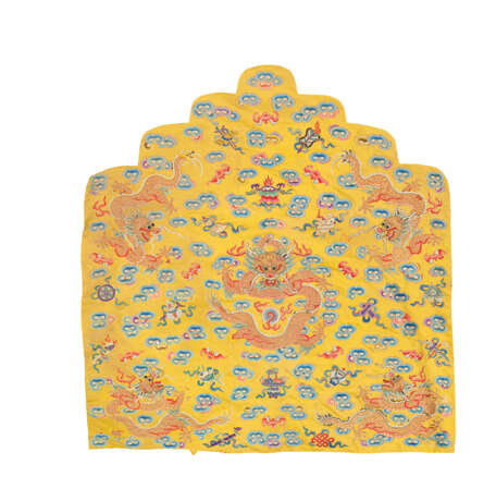 A PAIR OF IMPERIAL YELLOW-GROUND SILK EMBROIDERED CUSHION CO... - photo 2