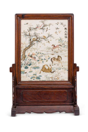A LARGE SILK EMBROIDERED 'HORSE AND MONKEY' PANEL, INSET INT... - Foto 1