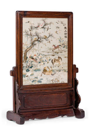 A LARGE SILK EMBROIDERED 'HORSE AND MONKEY' PANEL, INSET INT... - Foto 2
