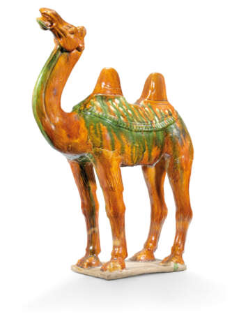 A LARGE SANCAI-GLAZED POTTERY FIGURE OF A CAMEL - Foto 1