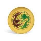A YELLOW-GROUND GREEN AND AUBERGINE-ENAMELLED 'DRAGON' DISH ... - Foto 1