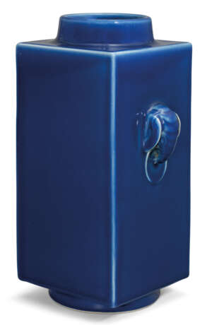 A BLUE-GLAZED CONG-SHAPED VASE - Foto 1