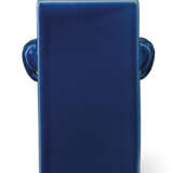 A BLUE-GLAZED CONG-SHAPED VASE - photo 2