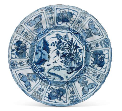 A LARGE BLUE AND WHITE 'KRAAK' DISH - photo 1