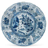 A LARGE BLUE AND WHITE 'KRAAK' DISH - Foto 1