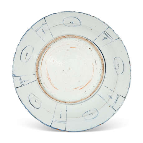 A LARGE BLUE AND WHITE 'KRAAK' DISH - Foto 2