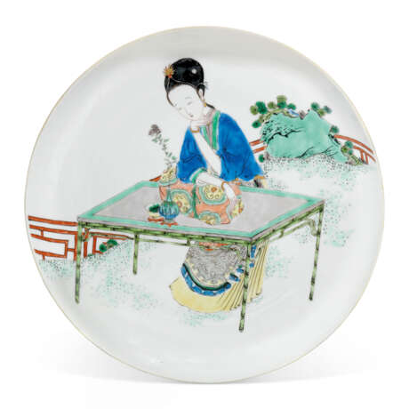 A FAMILLE VERTE 'LADY IN A GARDEN' DISH - photo 1
