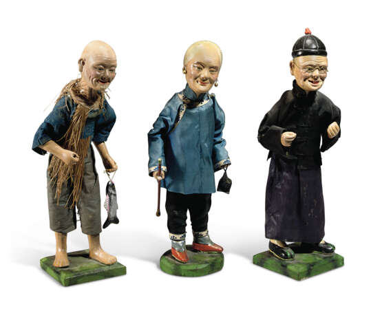A SET OF THREE PAINTED CLAY CHINESE EXPORT FIGURES - фото 1
