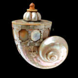A MOTHER-OF-PEARL POWDER FLASK - Foto 1