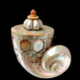A MOTHER-OF-PEARL POWDER FLASK - Foto 2