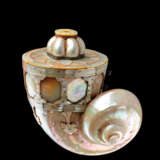 A MOTHER-OF-PEARL POWDER FLASK - фото 3