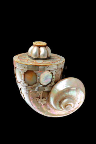 A MOTHER-OF-PEARL POWDER FLASK - фото 3