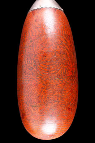 A SOUTH AMERICAN WHITE-METAL-MOUNTED ENGRAVED GOURD FLASK - фото 2