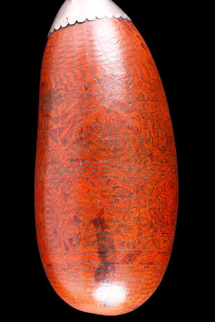 A SOUTH AMERICAN WHITE-METAL-MOUNTED ENGRAVED GOURD FLASK - Foto 3