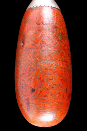 A SOUTH AMERICAN WHITE-METAL-MOUNTED ENGRAVED GOURD FLASK - photo 4