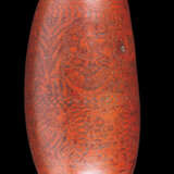 A SOUTH AMERICAN WHITE-METAL-MOUNTED ENGRAVED GOURD FLASK - Foto 5