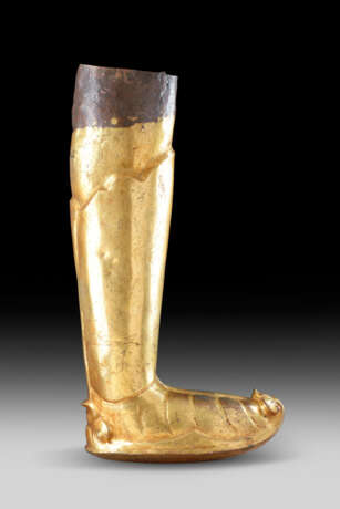 A GILT-BRONZE REPOUSSE LEG OF A BUDDHIST DEITY OR KING - Foto 2