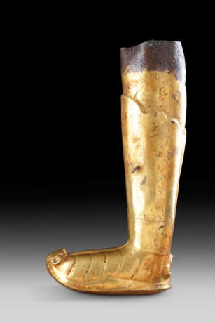 A GILT-BRONZE REPOUSSE LEG OF A BUDDHIST DEITY OR KING - Foto 3