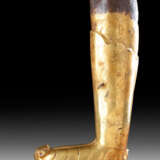 A GILT-BRONZE REPOUSSE LEG OF A BUDDHIST DEITY OR KING - Foto 3