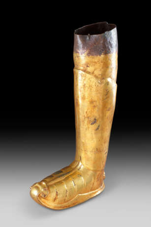 A GILT-BRONZE REPOUSSE LEG OF A BUDDHIST DEITY OR KING - Foto 5