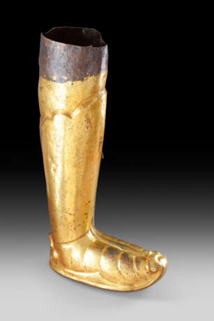 A GILT-BRONZE REPOUSSE LEG OF A BUDDHIST DEITY OR KING - Foto 6
