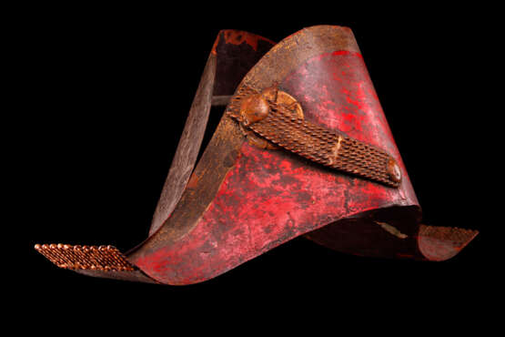 A FRENCH TOLE PEINTE MODEL OF A BICORNE HAT - Foto 6