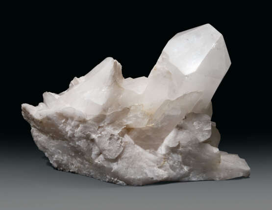 A QUARTZ CLUSTER WITH LARGE CRYSTAL - photo 2
