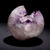 AN AMETHYST SPHERE WITH CRYSTAL CAVITY - Foto 4
